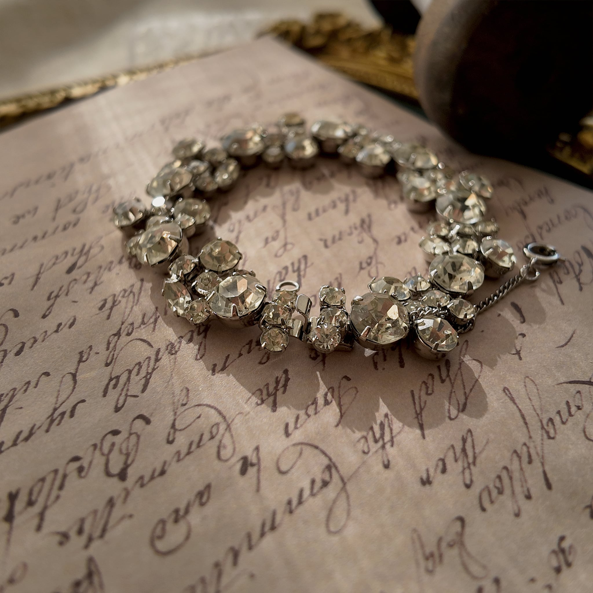 An angled view of the minimalist crystal bracelet, highlighting the fluid movement of the silver-tone links and the exceptional brilliance of the stones.
