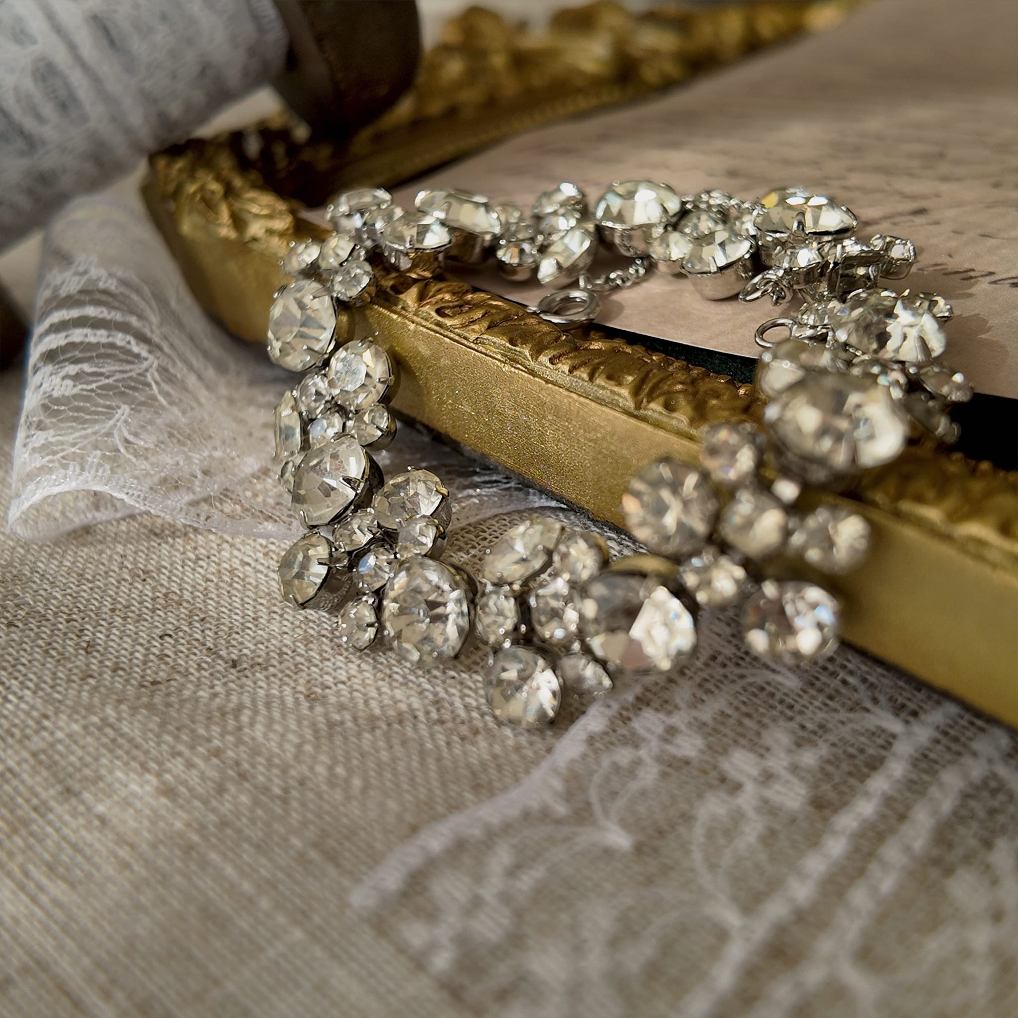 An angled view of the minimalist crystal bracelet, highlighting the fluid movement of the silver-tone links and the exceptional brilliance of the stones.